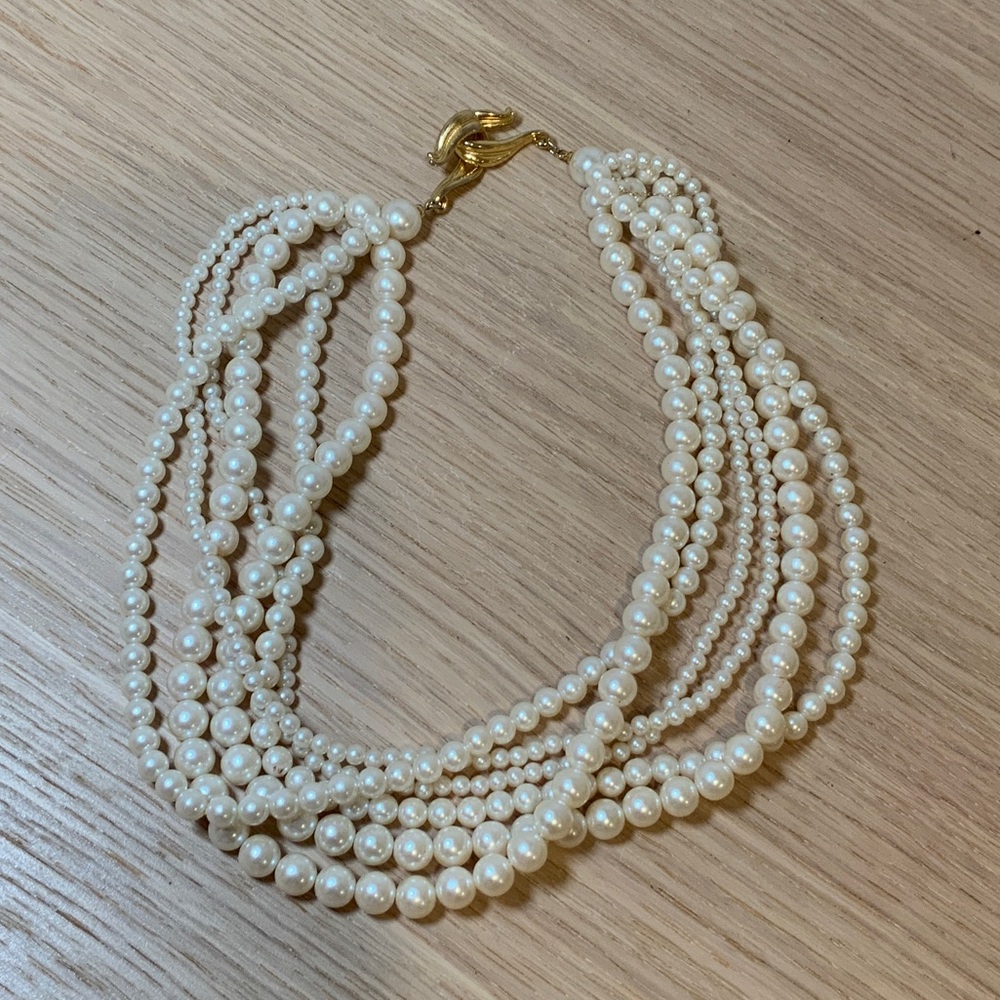 Elegant Pearl Necklace with Gold Clasp